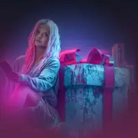 Joueuse ouvrant une boîte cadeau néon