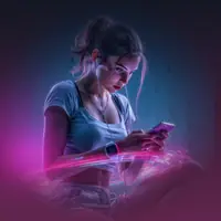 Joueuse absorbée par l'écran de son smartphone
